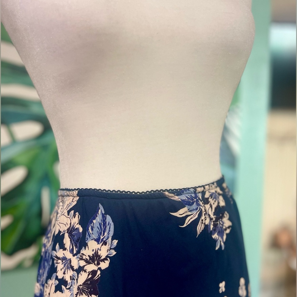 ๐Lola P. Maxi Skirt in Navy and Cream Floral๐ฆ - Picture 3 of 4